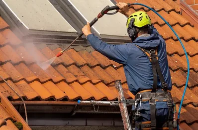 Démoussage et hydrofuge de toiture à Zévaco